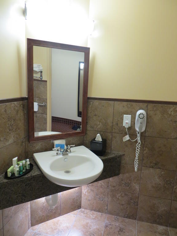 Stoughton Poplar Tree Inn חדר תמונה